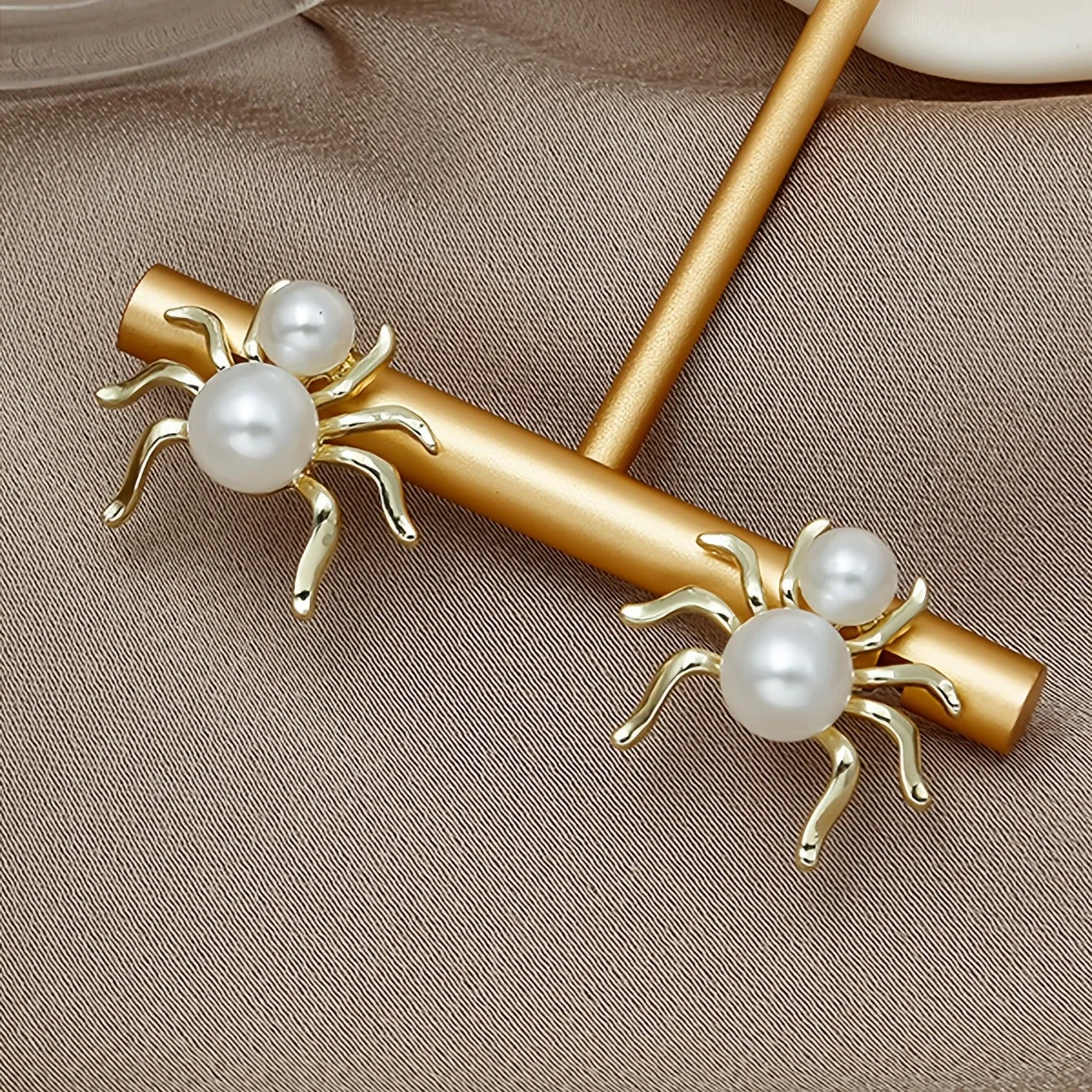 Personality Retro Creative 3D Spider Stud Earrings Inlaid Faux Pearl Ear Jewelry LJH17