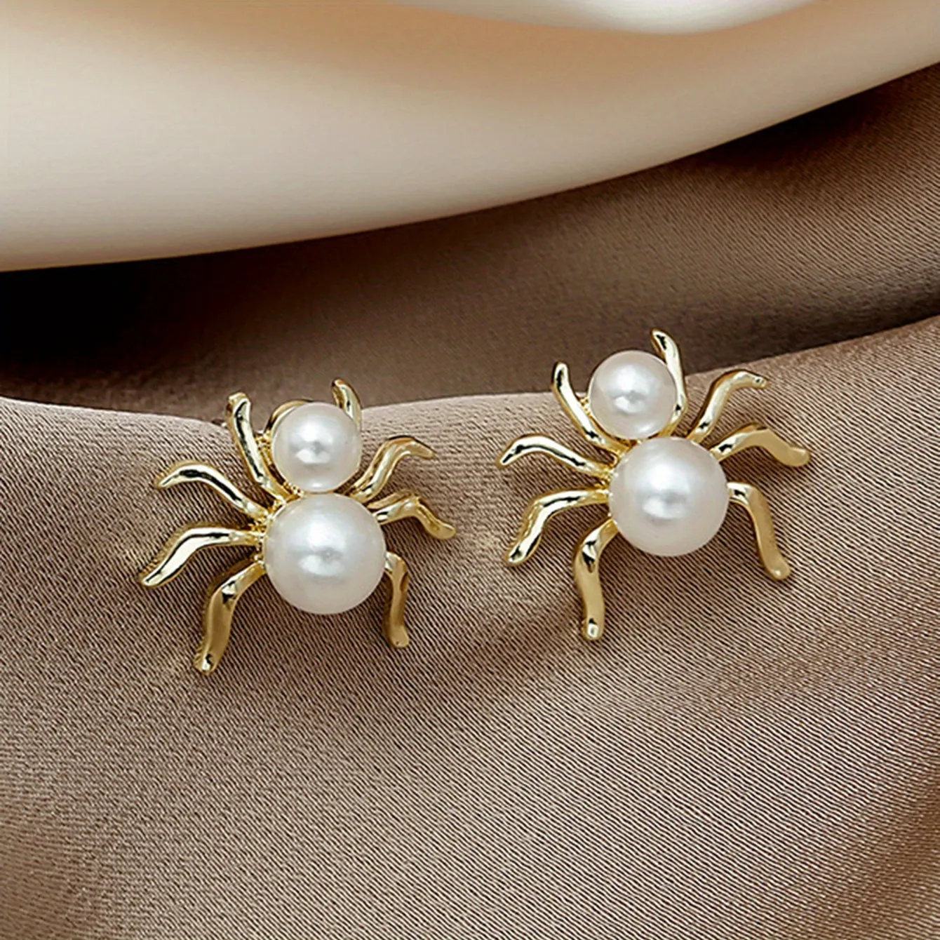 Personality Retro Creative 3D Spider Stud Earrings Inlaid Faux Pearl Ear Jewelry LJH17