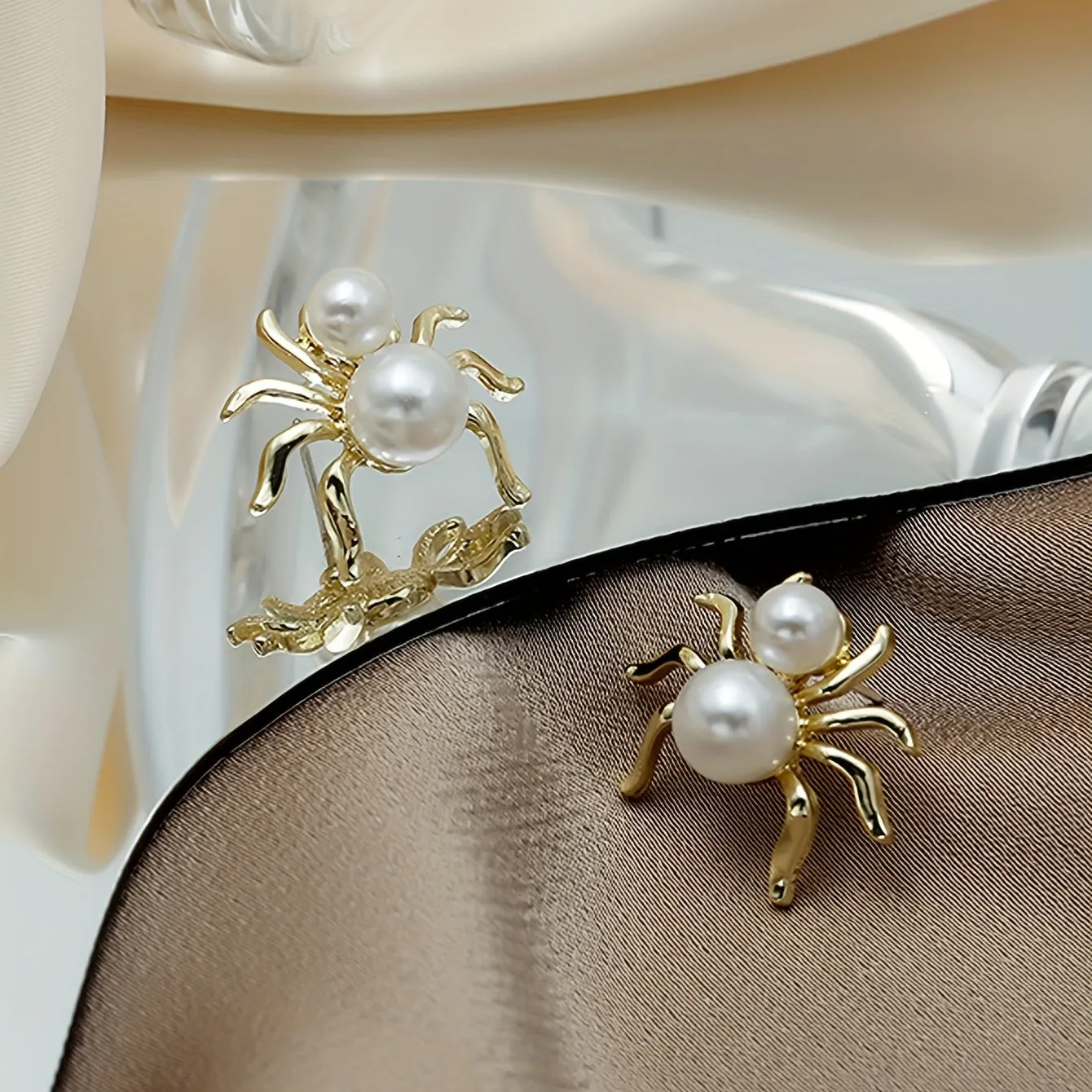 Personality Retro Creative 3D Spider Stud Earrings Inlaid Faux Pearl Ear Jewelry LJH17